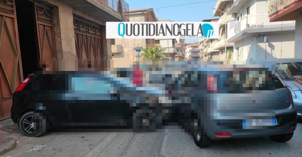 Impatto tra auto, incidente nel pomeriggio: danni per entrambe le vetture - 