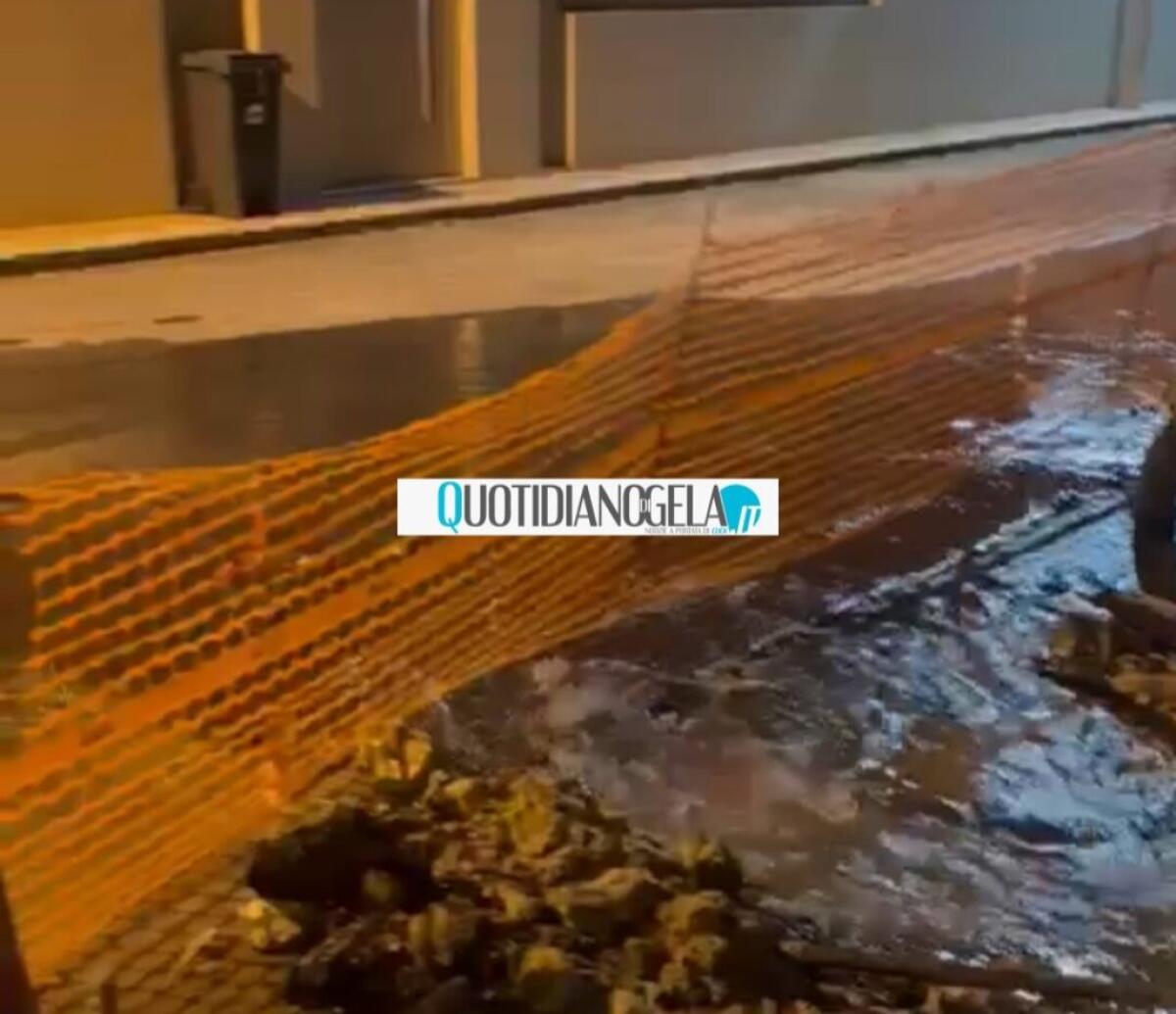 In piena crisi idrica per un guasto acqua in strada a Roccazzelle: "Da Caltaqua nessun intervento" -