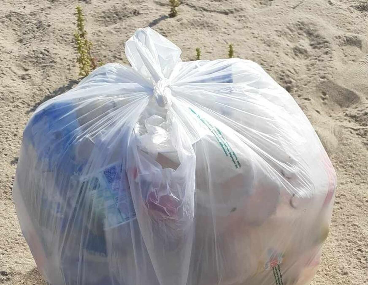 "Pulizia città inizia da corretti comportamenti", Di Dio: "Si sporca troppo" - Una parte della plastica raccolta da Di Dio sul litorale