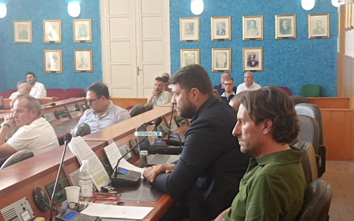 La politica dell'equilibrio vacilla, Caci a Di Stefano: "Cosa ha fatto nella giunta Greco?" - Caci in consiglio insieme all'esponente di "Avanti Gela" Pellegrino