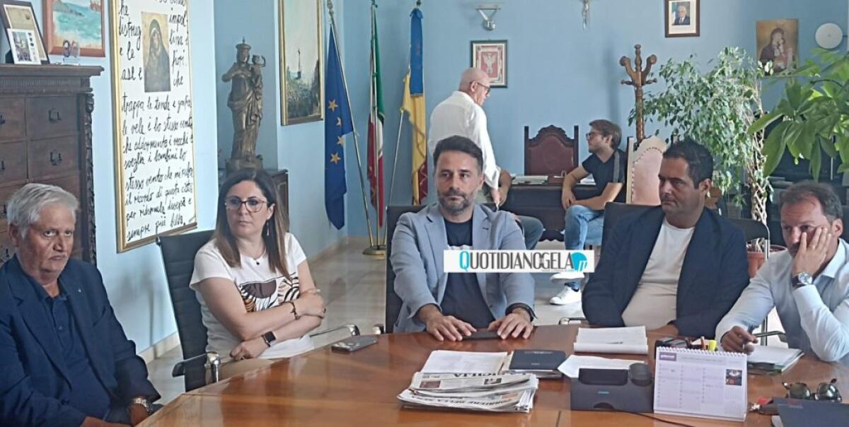 Giunta, fase 2 più vicina? Sentori più che certezze, l'asse M5s-Pd e il rischio indesiderati - Di Stefano insieme a dem, grillini e civici durante una riunione