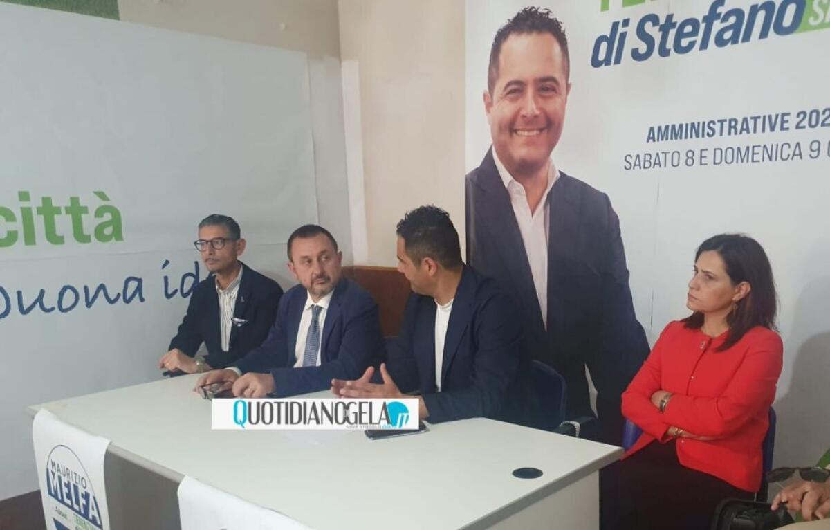 Da Iv ad Azione, nell'area moderata si riflette sul futuro ma su fronti opposti - Il gruppo di Azione, Di Stefano e il parlamentare nazionale Ettore Rosato