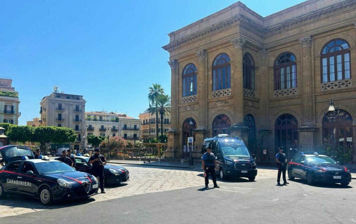 Tentano estorsione dopo furto del telefonino a una turista, 2 arresti a Palermo -