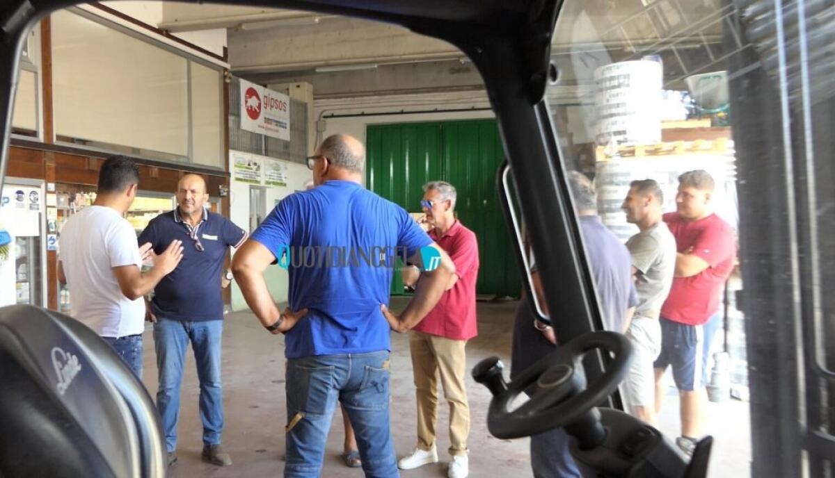 Arresti per i furti nelle aree rurali, Di Stefano: "Mi complimento, ora videosorveglianza" - Il sindaco Di Stefano insieme ad un gruppo di operatori del settore agricolo