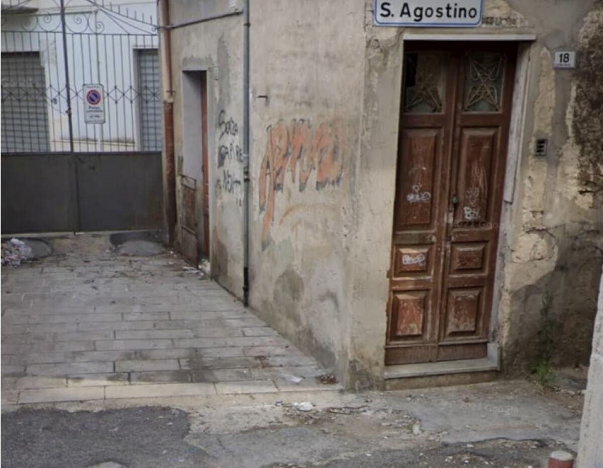Manto stradale cede a ridosso del centro storico, segnalazioni da via Sant'Agostino - 