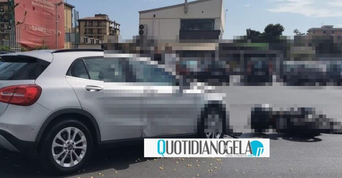 Impatto tra auto e scooter nei pressi di una stazione di servizio, ci sono feriti -