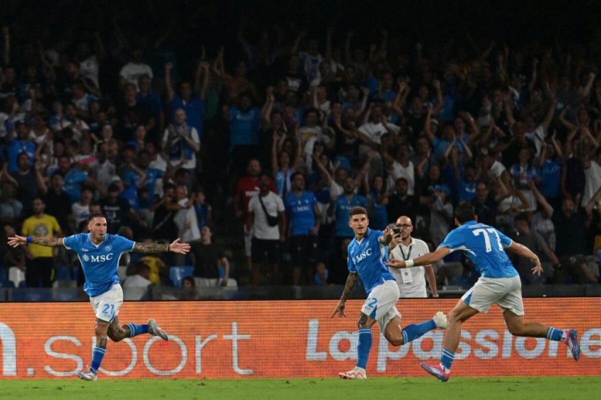 Tris del Napoli al Bologna, in gol Di Lorenzo-Kvara-Simeone - 