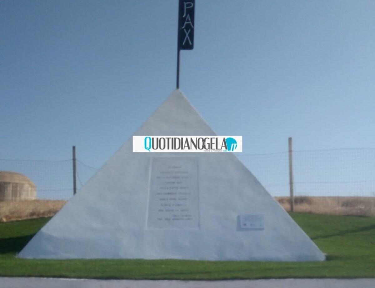 Rimosse le scritte lasciate sul memoriale dei caduti, è stato ripulito questa mattina - Il memoriale ripulito
