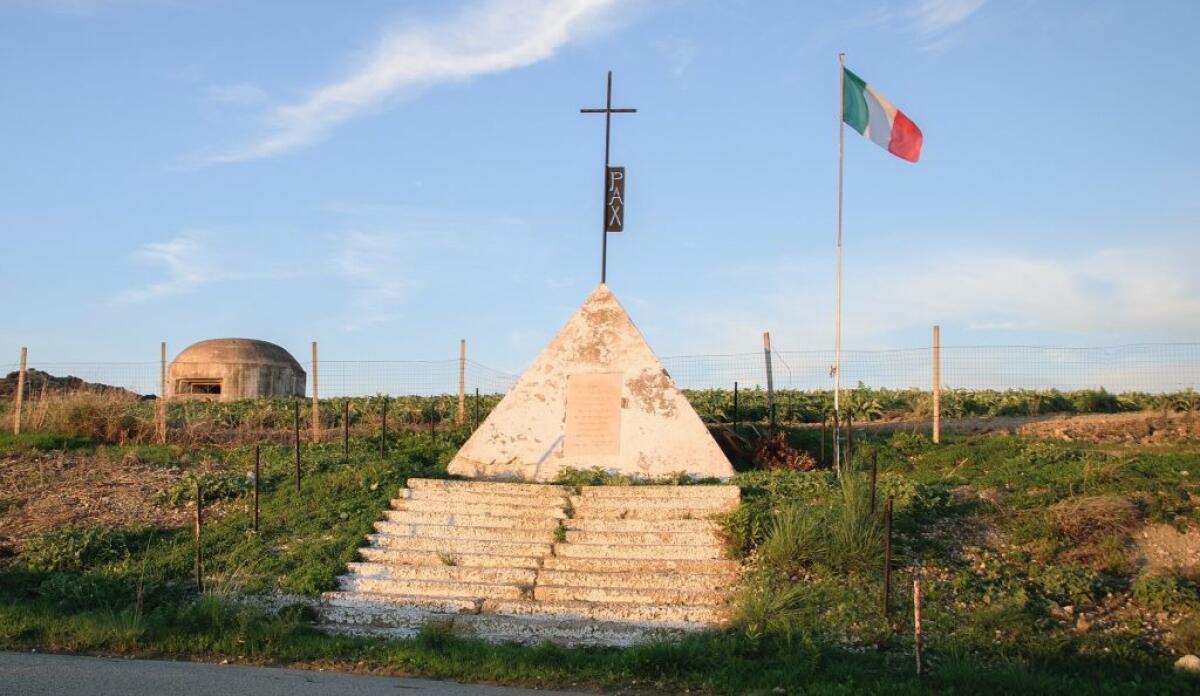 Scritte contro la guerra sul monumento dedicato ai caduti del secondo conflitto mondiale - Il memoriale sulla Gela-Catania