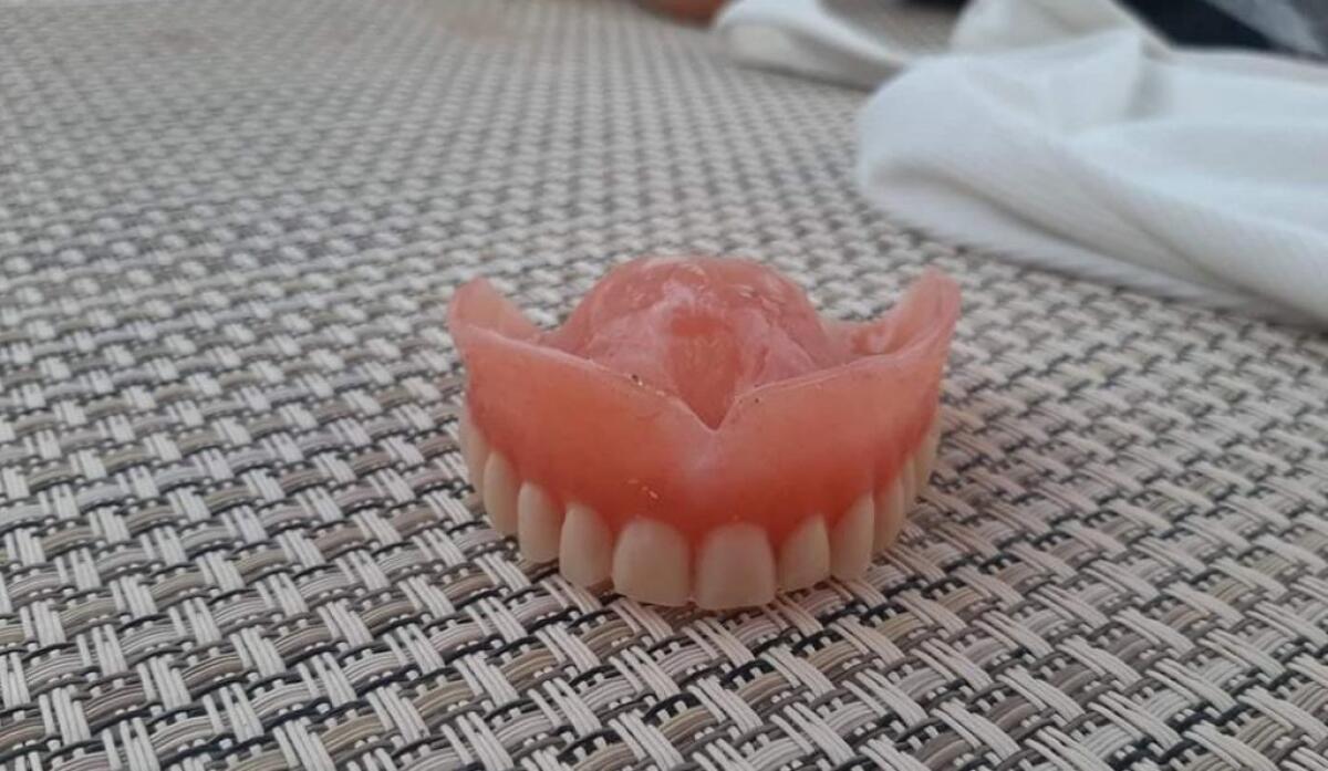 Emerge una dentiera tra le onde, recuperata dai bagnanti -