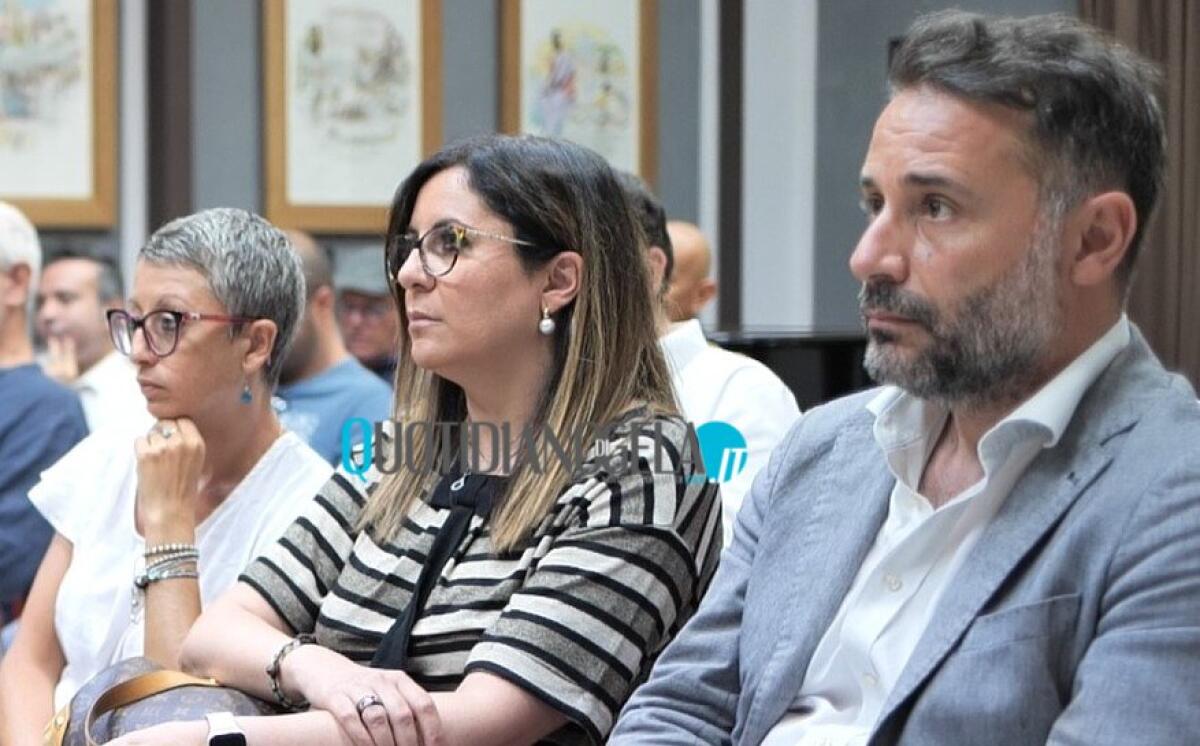 "Nessuna pressione su Di Stefano, se vorrà ci riuniremo", Di Paola: "Da amici Cuffaro critiche strumentali" - Di Paola insieme al presidente del consiglio comunale Paola Giudice e all'ex consigliere M5s Virginia Farruggia