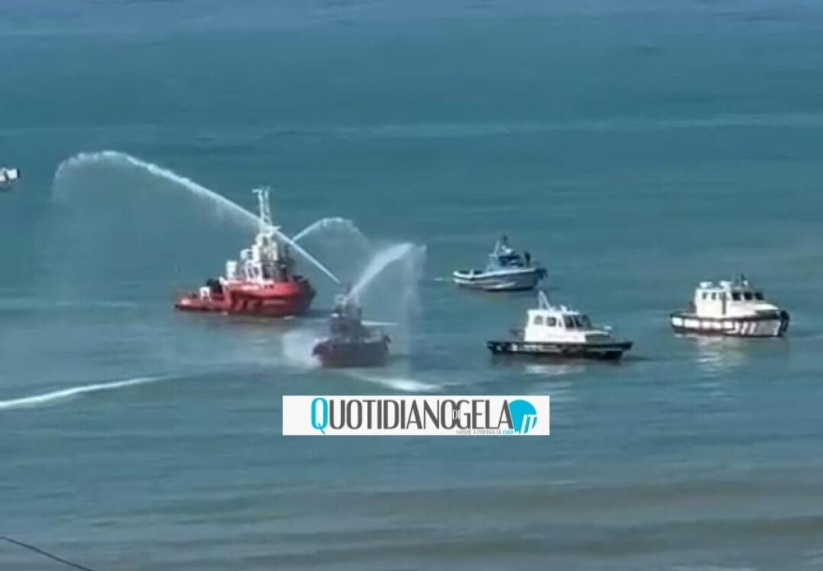 Mezzi in mare per il saluto al comandante Masci, lascia la capitaneria - 