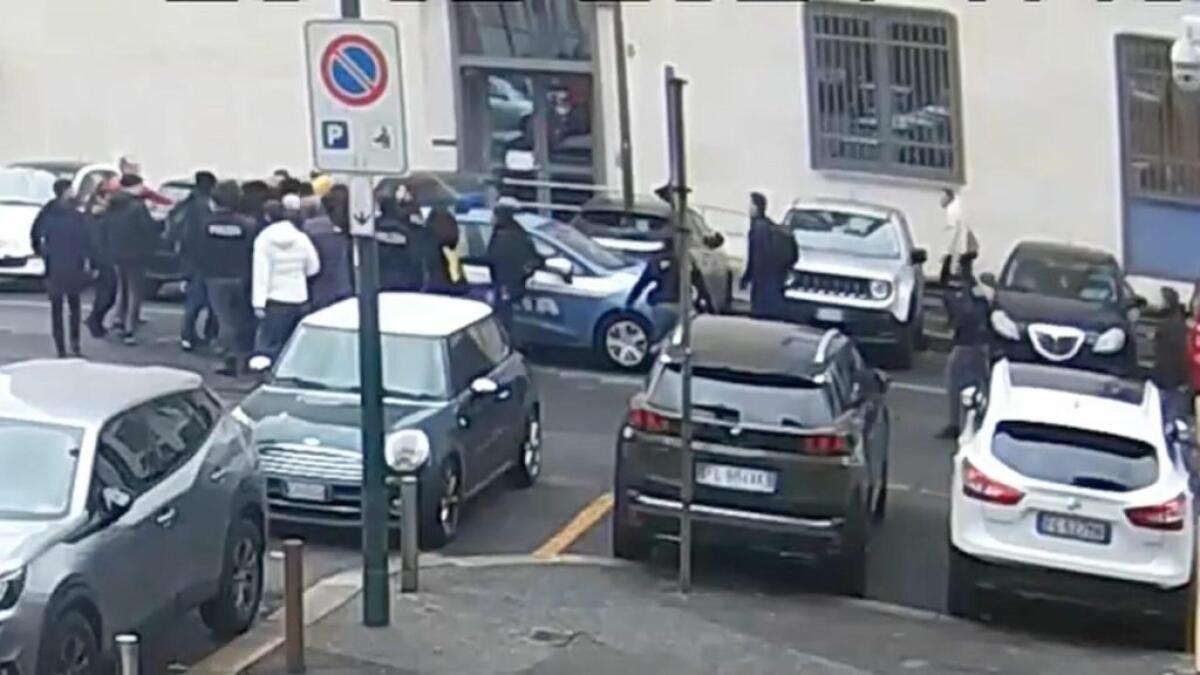 Agenti aggrediti a Torino, misure cautelari per 12 militanti anarchici - 
