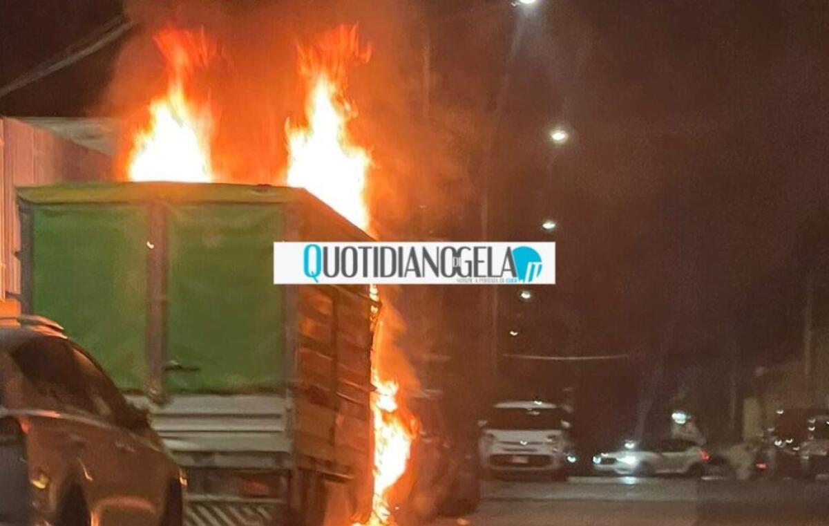 Fiamme nella notte, rogo in via Romagnoli: danni ad un mezzo - 