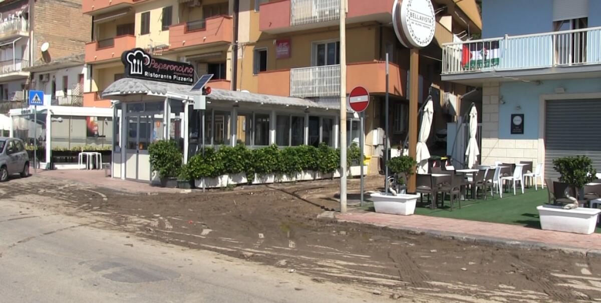 Al lungomare locali inaccessibili a causa del fango - 
