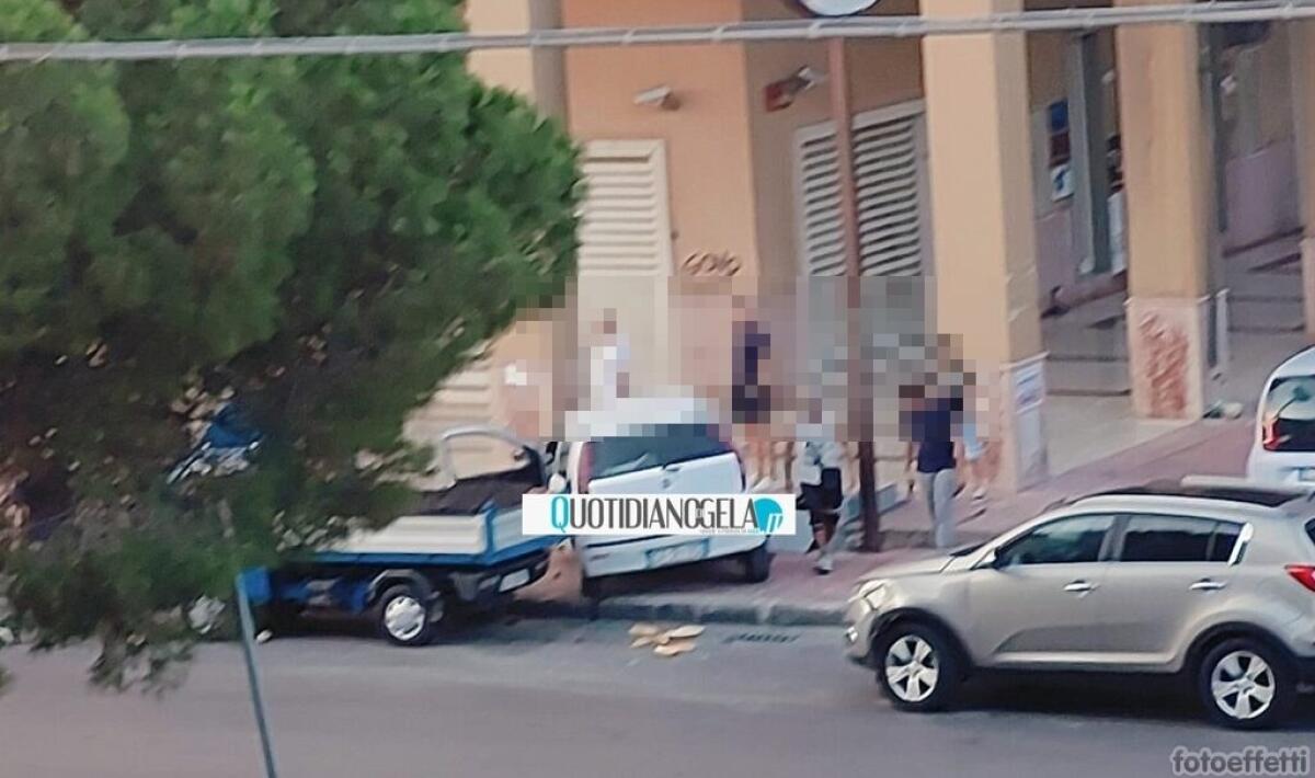 Impatto tra auto in via Venezia, una vettura finisce sul marciapiede - 