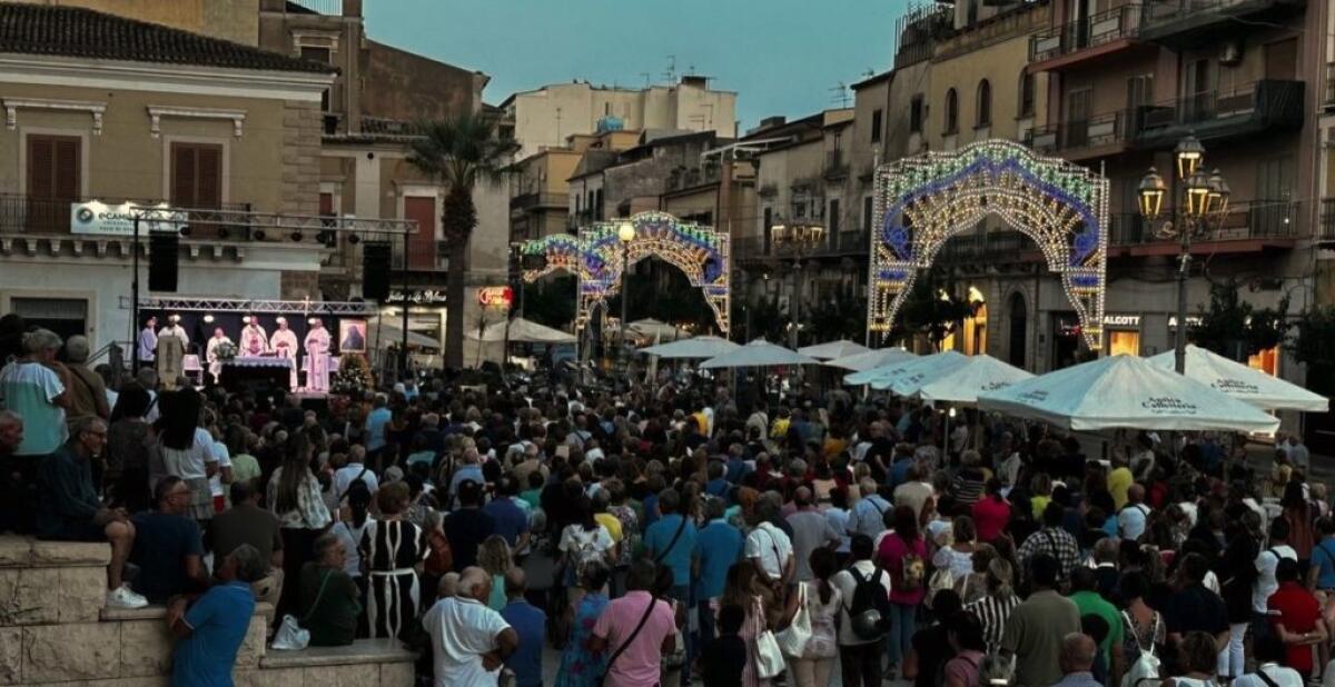 Novenario della patrona, piazza gremita di fedeli - 