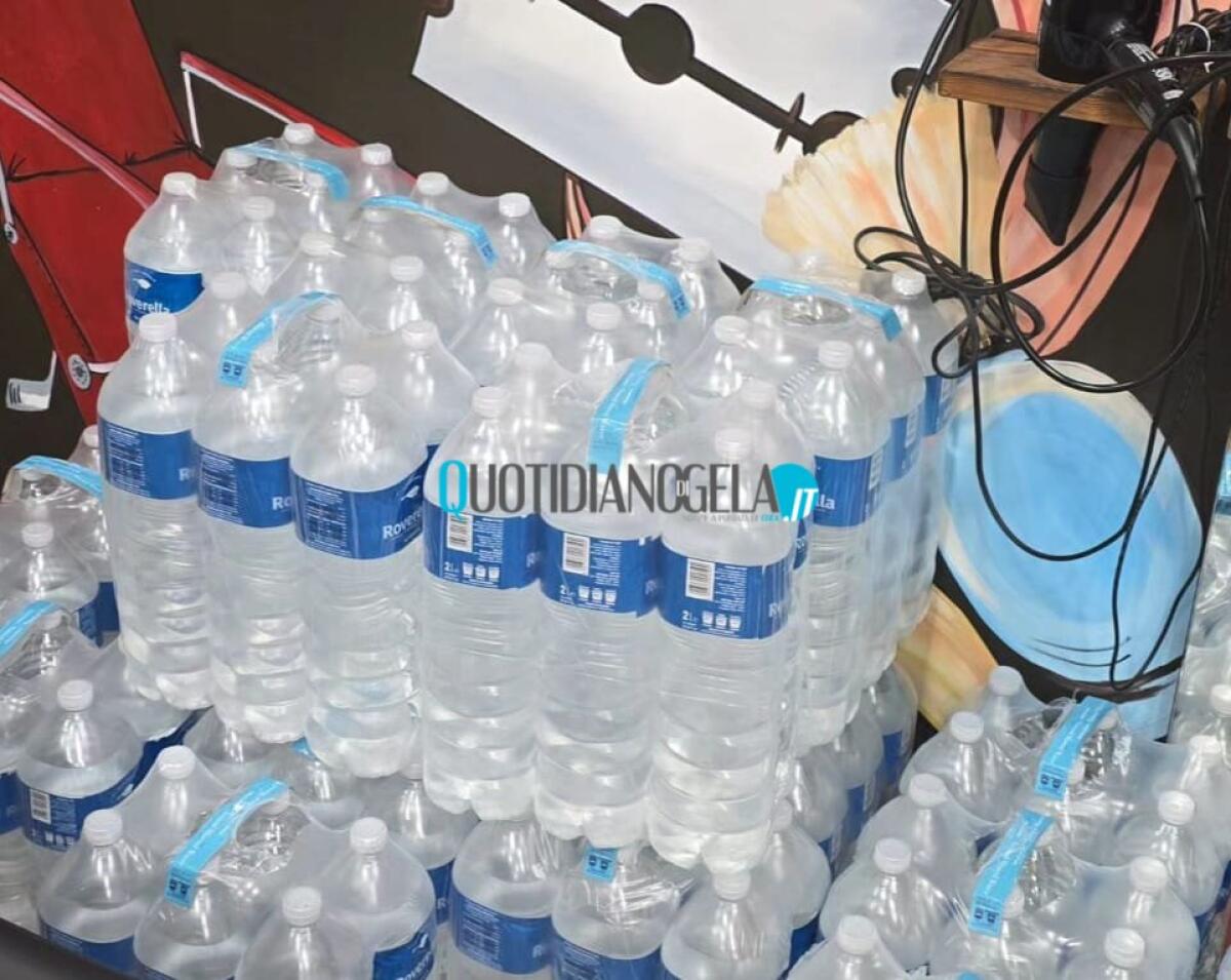 Niente acqua nella sua attività, giovane parrucchiere costretto a lavorare con le bottiglie di minerale - 