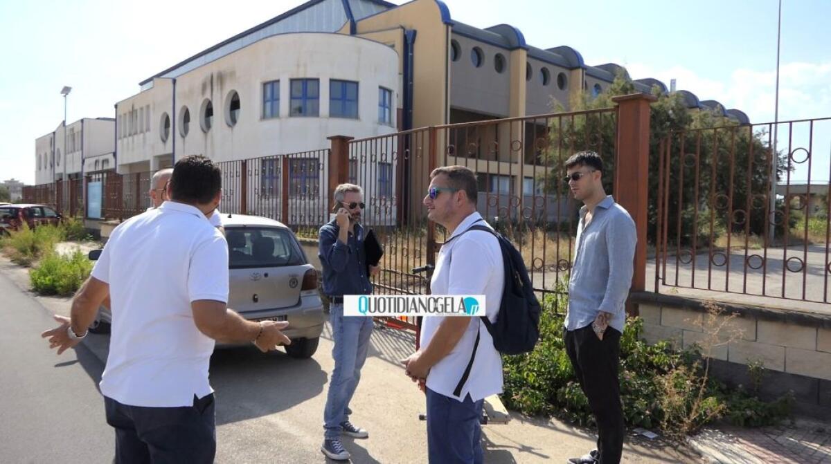 Paradosso PalaCossiga, mancano le chiavi per aprire: salta il sopralluogo - Un sopralluogo dei consiglieri comunali al PalaCossiga