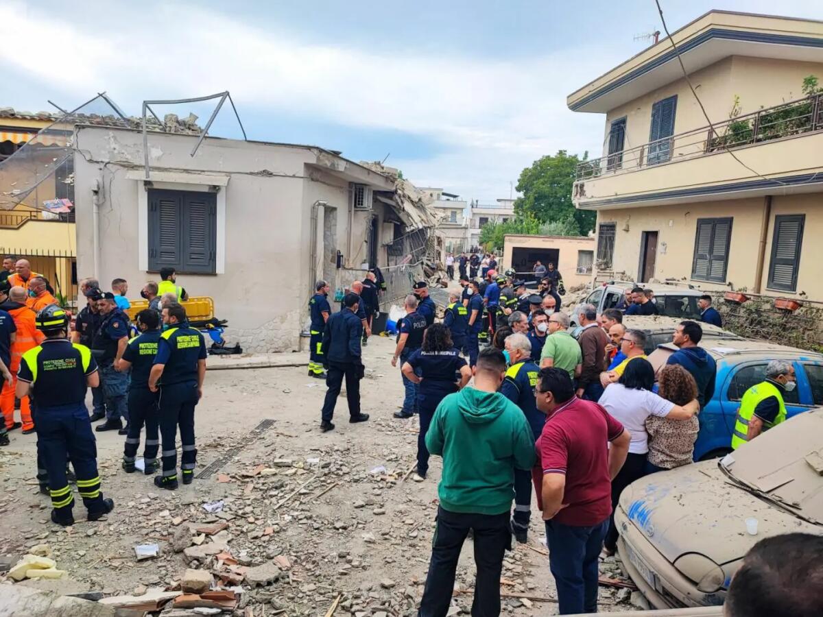 Crolla palazzina nel napoletano, 4 morti tra cui due bimbi. Due i superstiti -