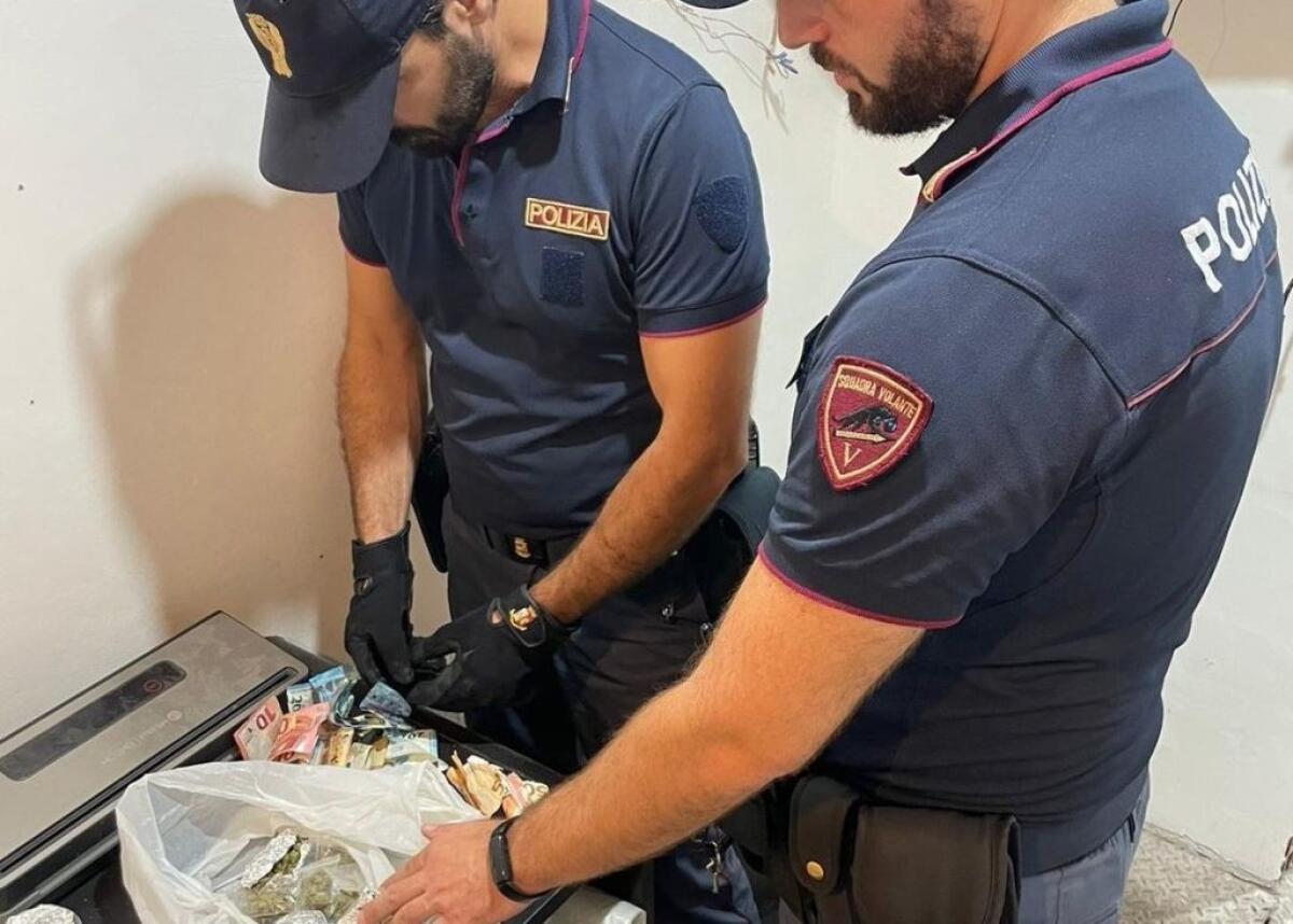 Nascondeva in casa una pistola e oltre 2 chili di droga, arrestato a Catania - 