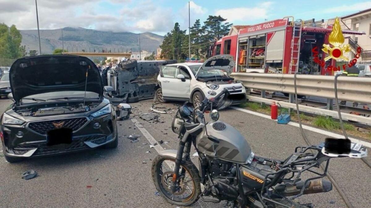 Incidente stradale sulla A29 nei pressi di Carini, ferito un centauto - 