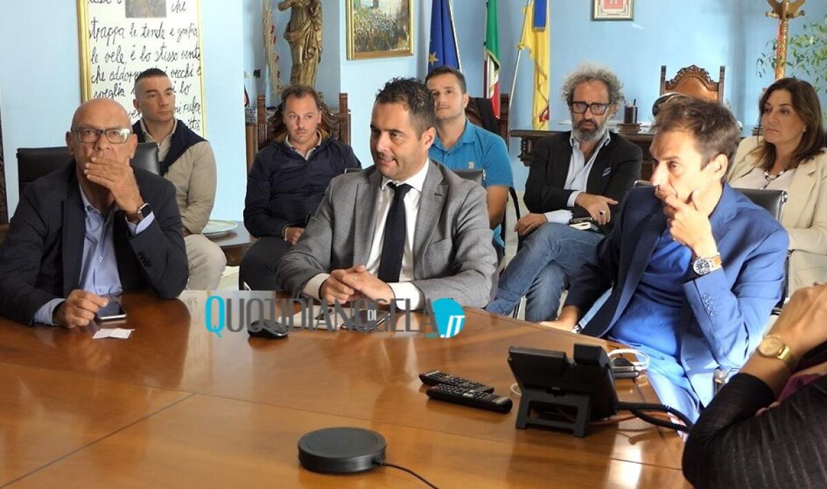 "Pd? Questioni interne", Di Stefano: "Non accetto che incidano sull'amministrazione e sul consiglio" - Di Stefano insieme agli assessori dem Fava e Di Cristina