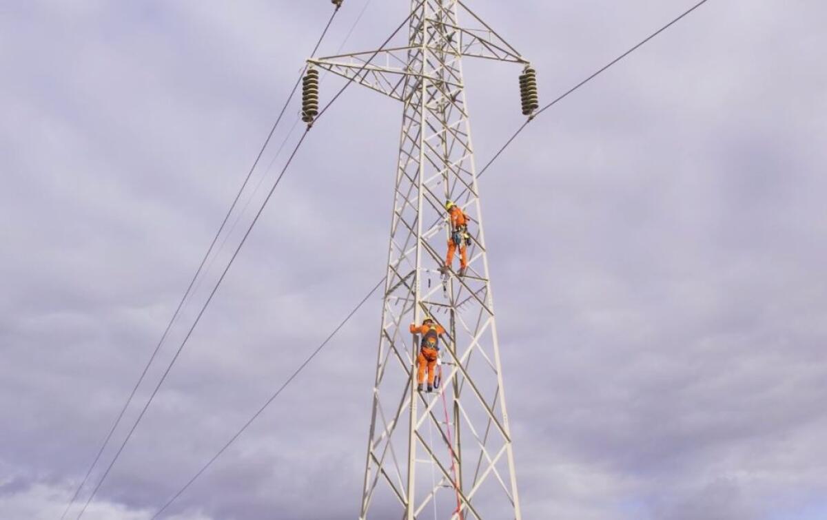 Terna, in Sicilia ammodernata rete elettrica con lavori sotto tensione - 
