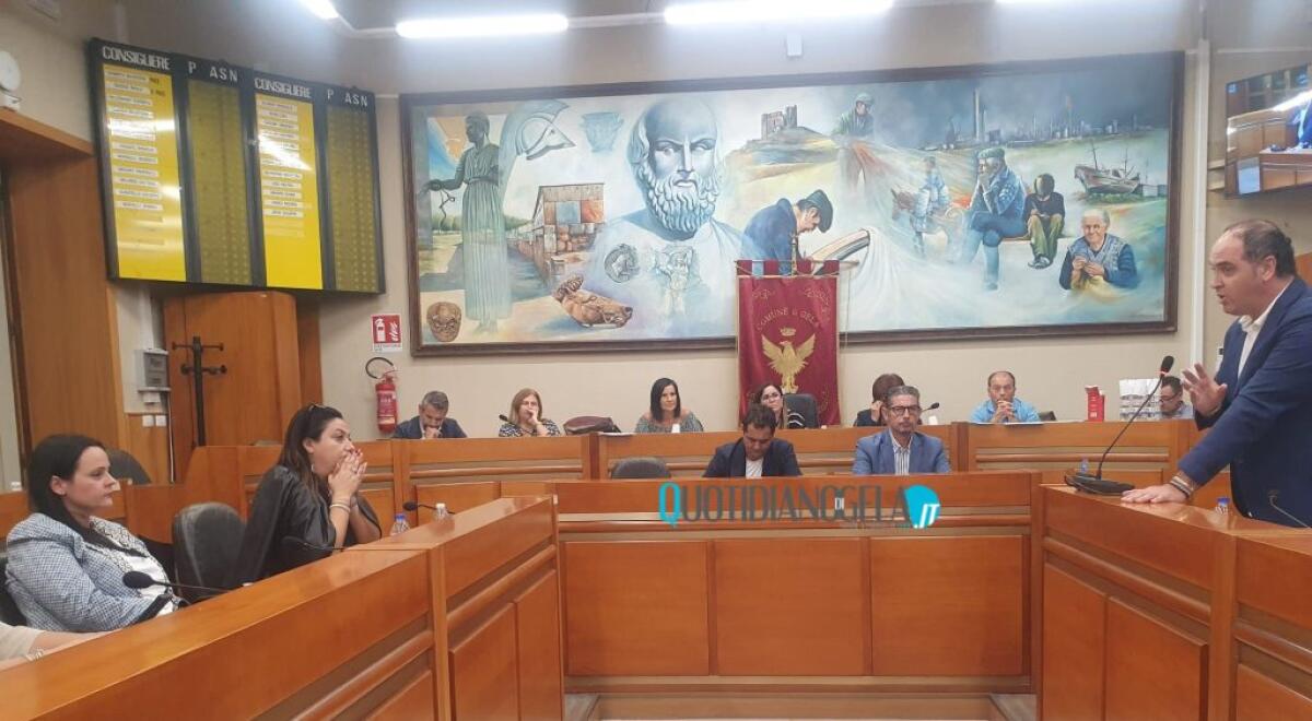 Non ci sarà il crocifisso in aula, no alla mozione: sui rifiuti qualche assenza in maggioranza - 