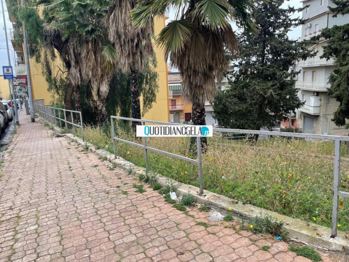 Fiamme su un'auto in transito, guasto alla vettura in via Crispi - 