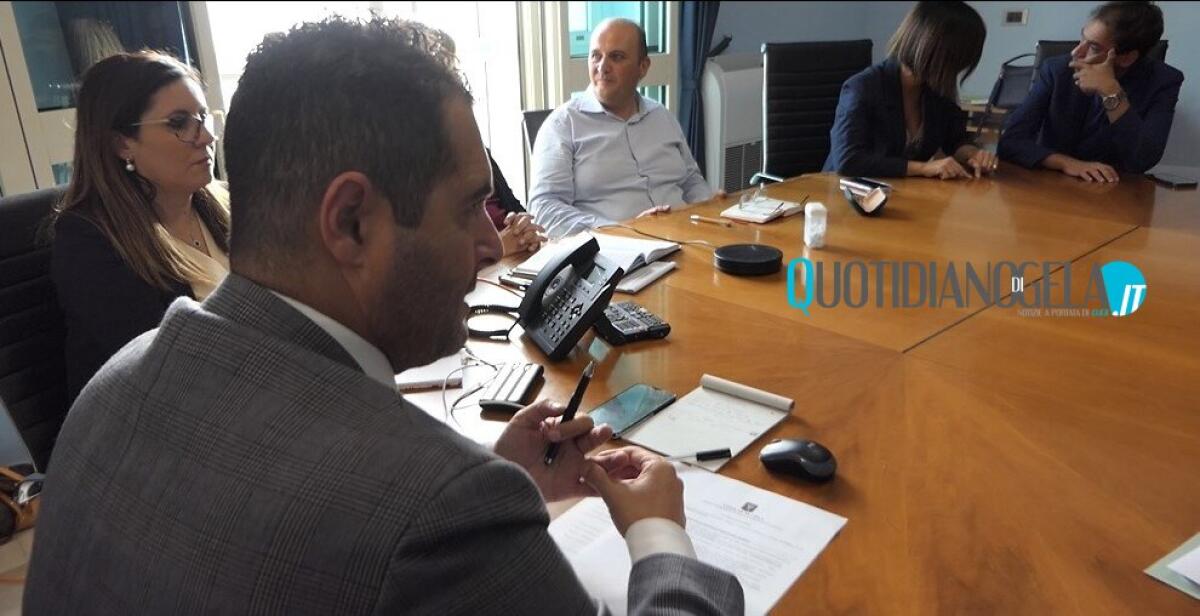 Dissesto, la strada verso il bilancio stabilmente riequilibrato: nominato commissario ad acta - Il sindaco Di Stefano nel corso di una riunione 