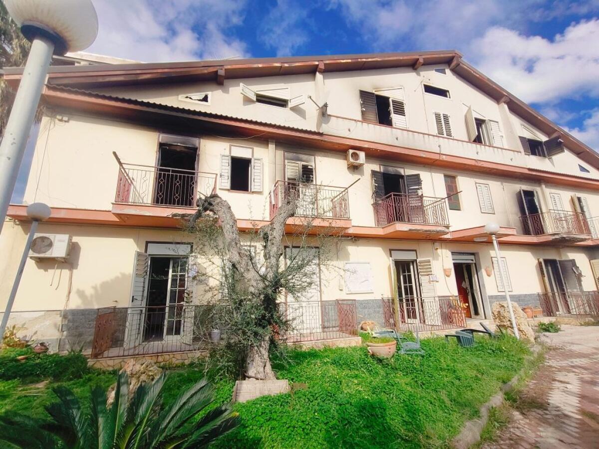 Beni confiscati alle mafie, "attenzione massima": Morgana, "immobile incendiato va ripristinato" - L'immobile distrutto dalle fiamme