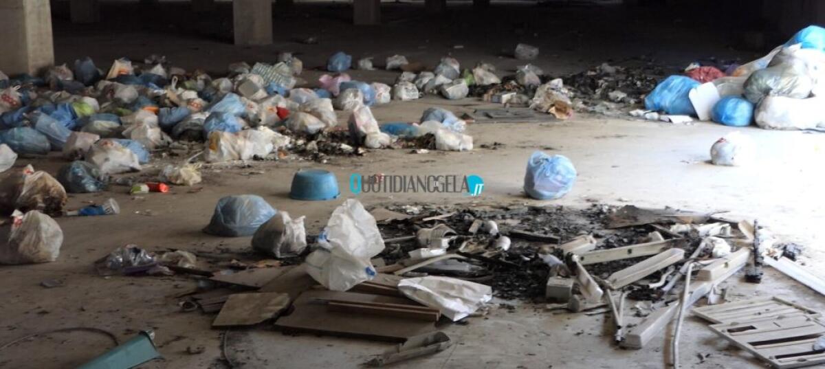 Parcheggio Caposoprano, una vasta discarica nella struttura pubblica - 