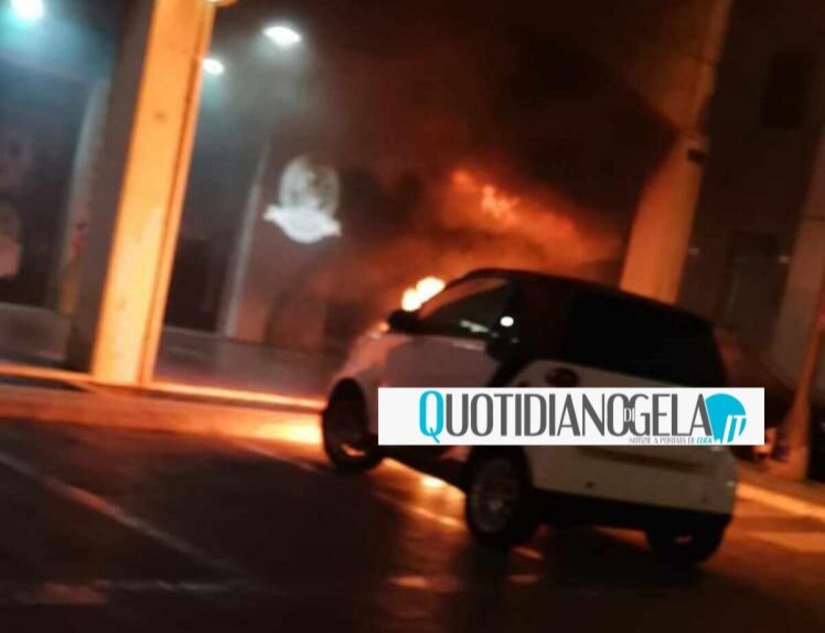 Fiamme in corso Aldisio, incendio a ridosso di diverse attività commerciali - 
