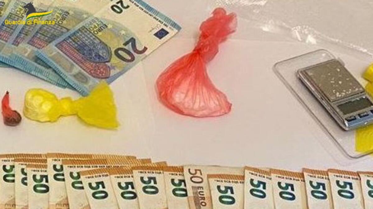 Aveva cocaina, in casa anche munizioni: giovane arrestato, disposti i domiciliari - 