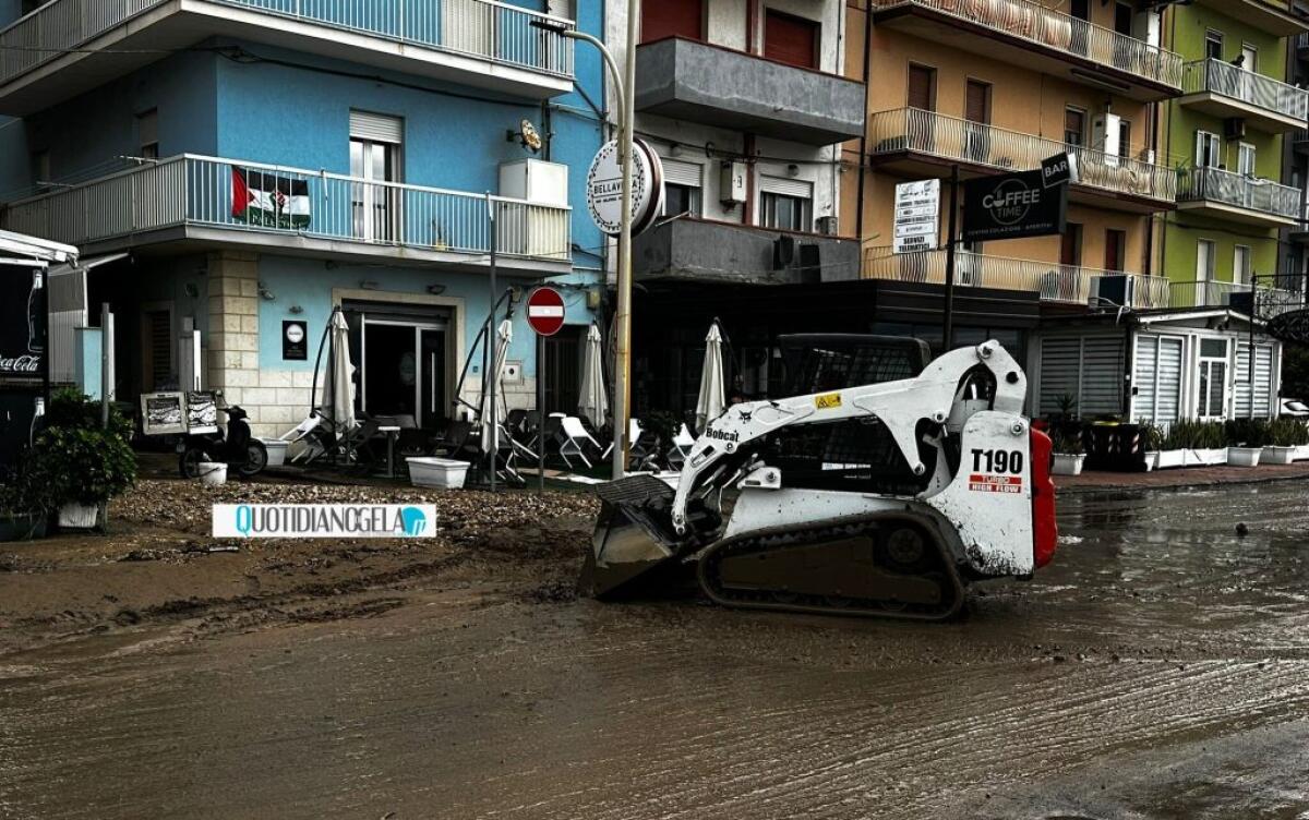 Piogge nelle ultime ore, fango sul lungomare: detriti e asfalto divelto - 