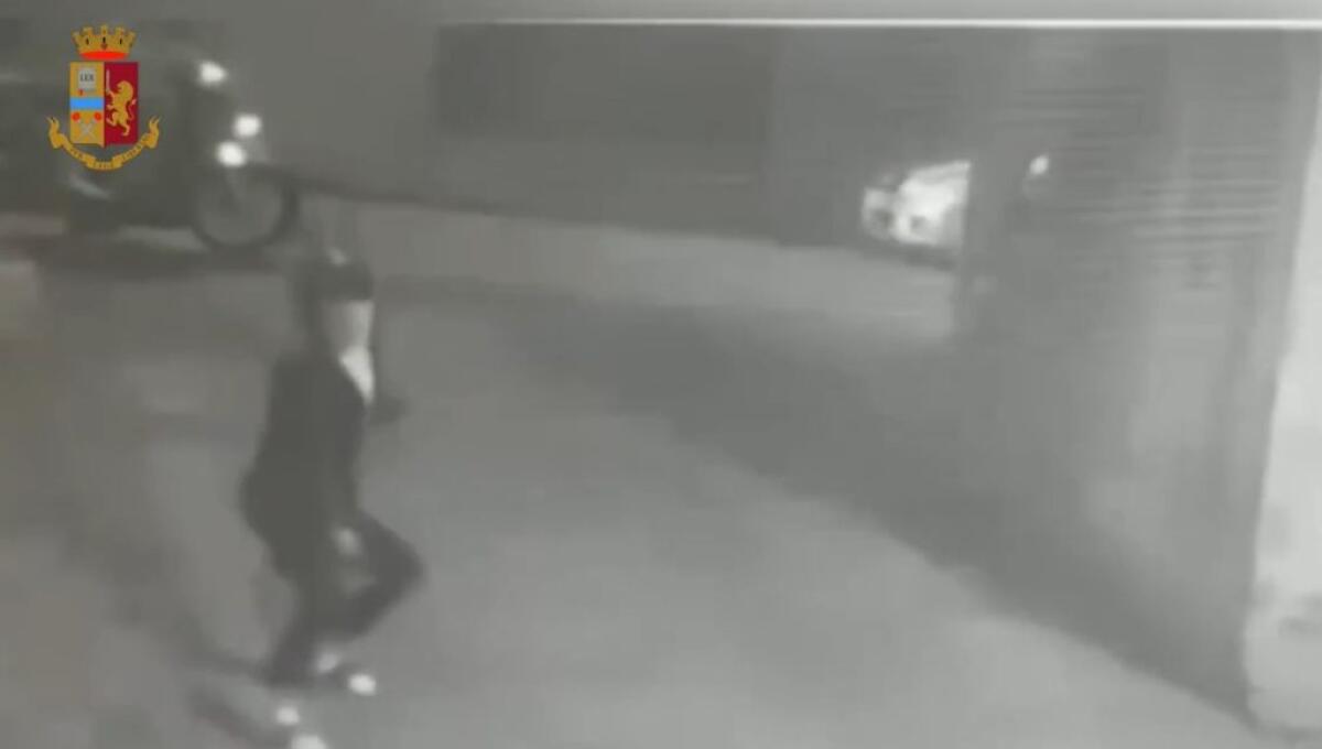 Spari in via Petrarca, trentenne ferito: "Fu tentato omicidio", minore condannato - Gli spari in via Petrarca ripresi dai sistemi di videosorveglianza della zona