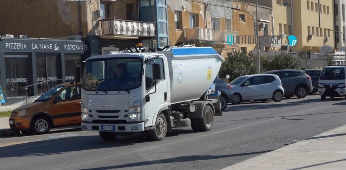 Servizio rifiuti, un gruppo interno all'assessorato per i controlli e il contrasto delle violazioni - Un mezzo per la raccolta rifiuti