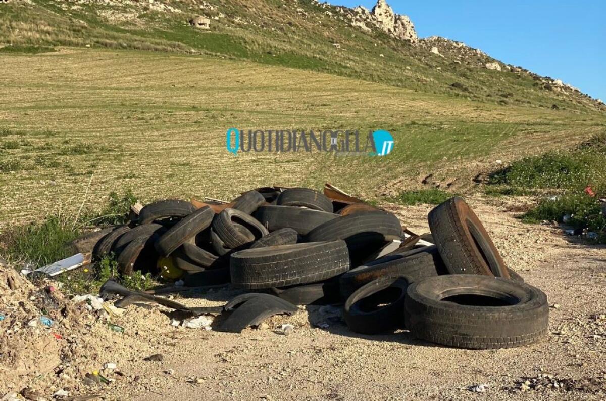 Rifiuti speciali smaltiti in un'area rurale, decine di pneumatici su un tratto della Due Castelli - 