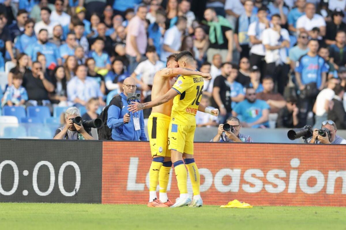 Tris dell’Atalanta a Napoli, doppietta Lookman e gol di Retegui - 