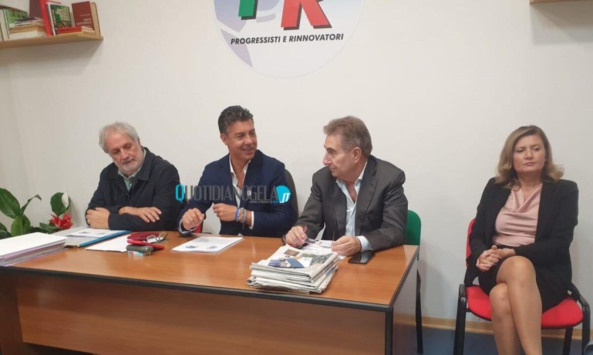 "Campo progressista senza ambiguità di centrodestra", Donegani: "Pd e M5s sono ibridi" - Donegani insieme agli esponenti di "Sinistra futura"