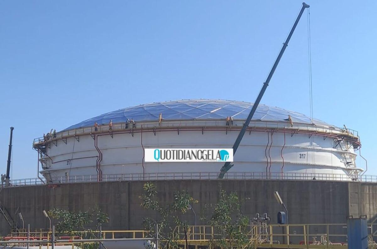 Progetto innovativo in raffineria, su uno dei serbatoi la prima "cupola" geodetica - 