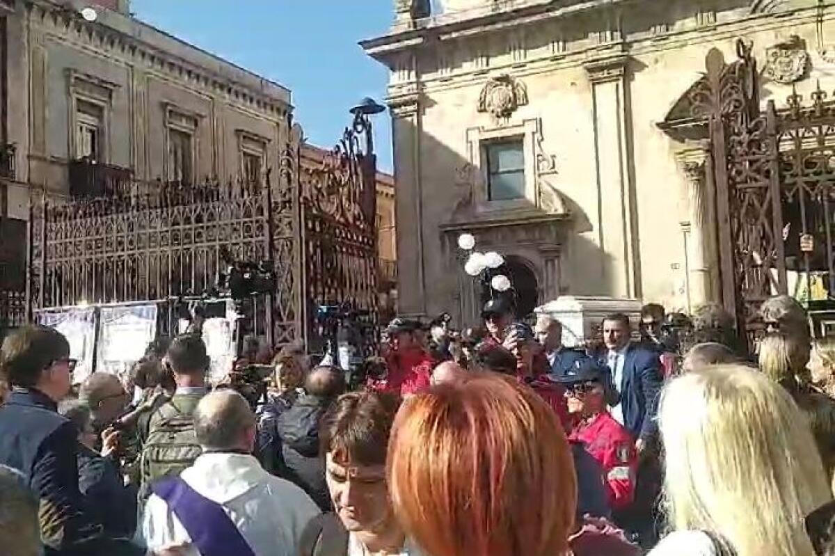 L’ultimo saluto a Margaret Spada, folla in lacrime e palloncini ai funerali a Lentini - 