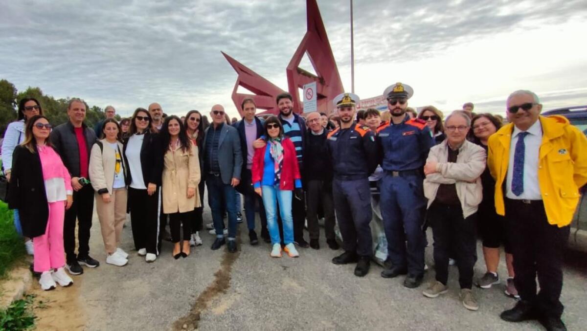 Alunni "Don Bosco" impegnati nella pulizia della spiaggia, "sono un esempio per tutta la comunità" - 