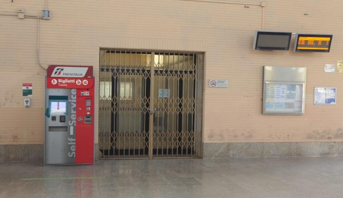 Senza treni e con pochi bus, il degrado della Stazione ‘’fantasma’’ -