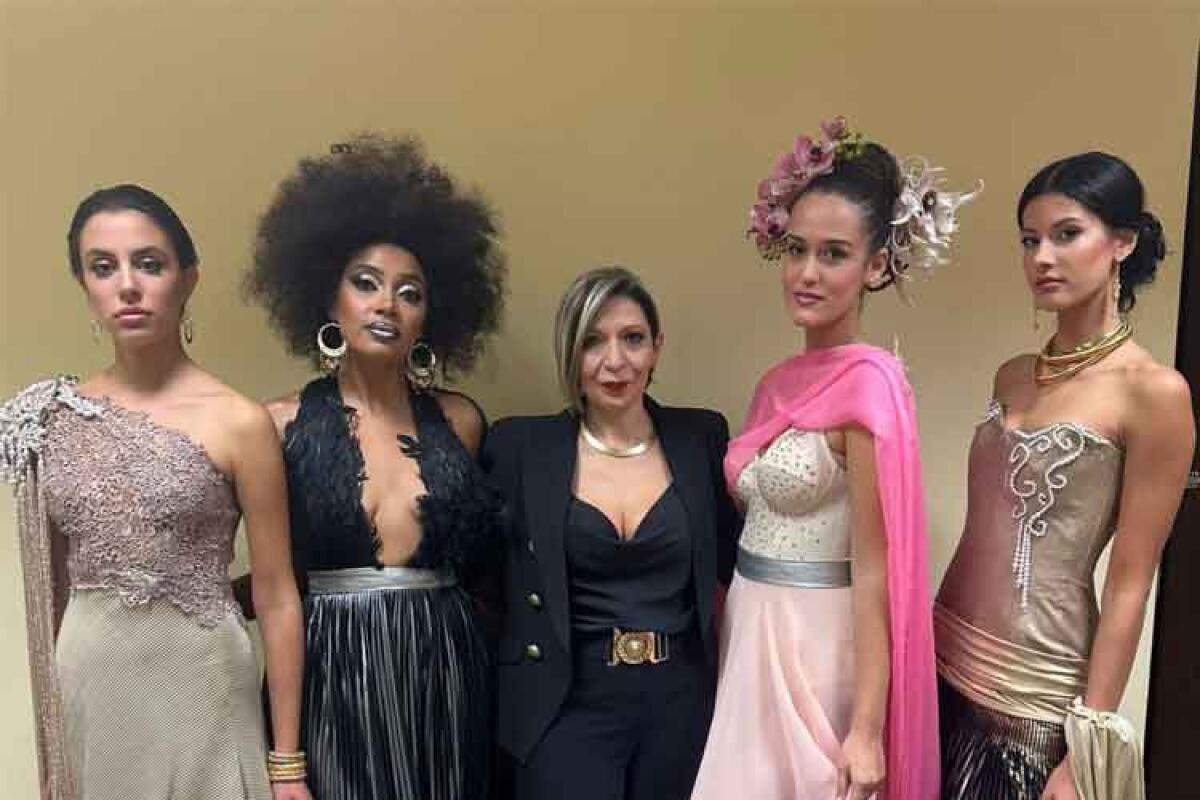 Cura dei capelli, in città nasce il marchio "Luisa D'ovidio" e una linea di prodotti naturali - Nella foto grande: Luisa D'ovidio al centro tra le modelle per presentare la sua linea di prodotti per capelli.