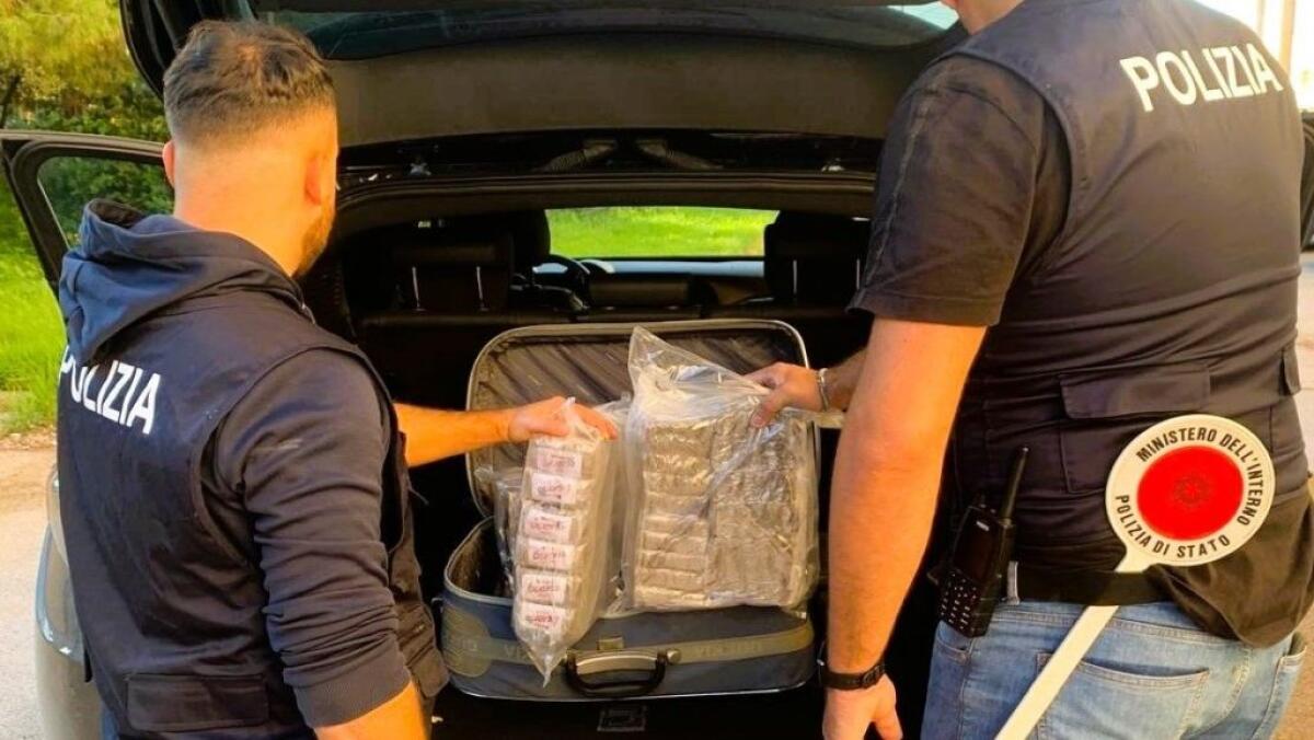 In auto con venti chili di hashish, 20enne arrestato nel Nisseno - 