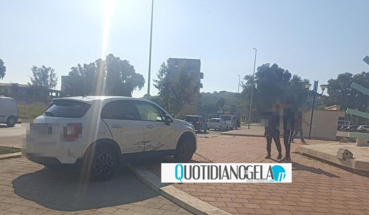 Auto finisce nell'area esterna del tribunale, sul posto i soccorsi - 