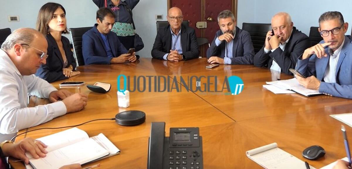 Dissesto, ok della giunta alla procedura semplificata per i debiti: "Situazione delicata" - Gli assessori riuniti in un incontro di giunta