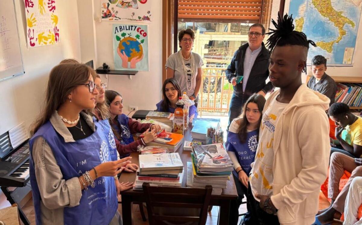 Libri e quaderni donati dall'Interact di Niscemi a minori immigrati - 